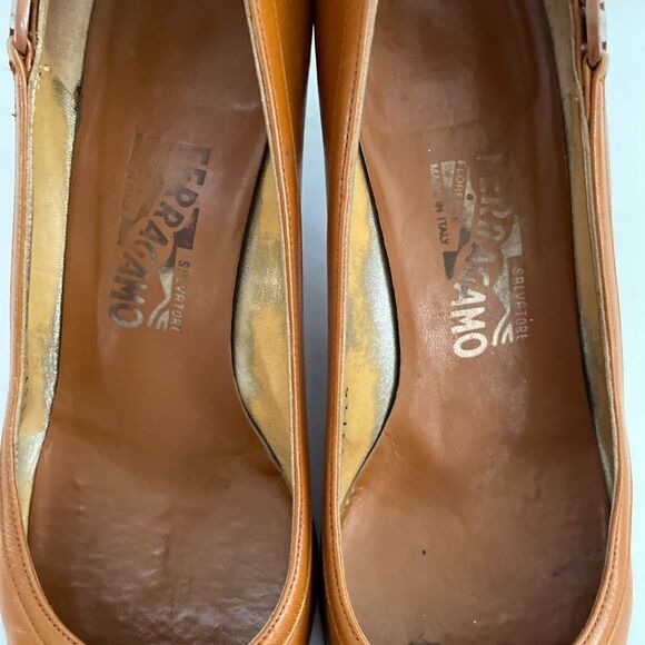 Ferragamo ~ caramel colored pumps ~ size 9 ~ see photos for imperfections - Picture 4 of 9